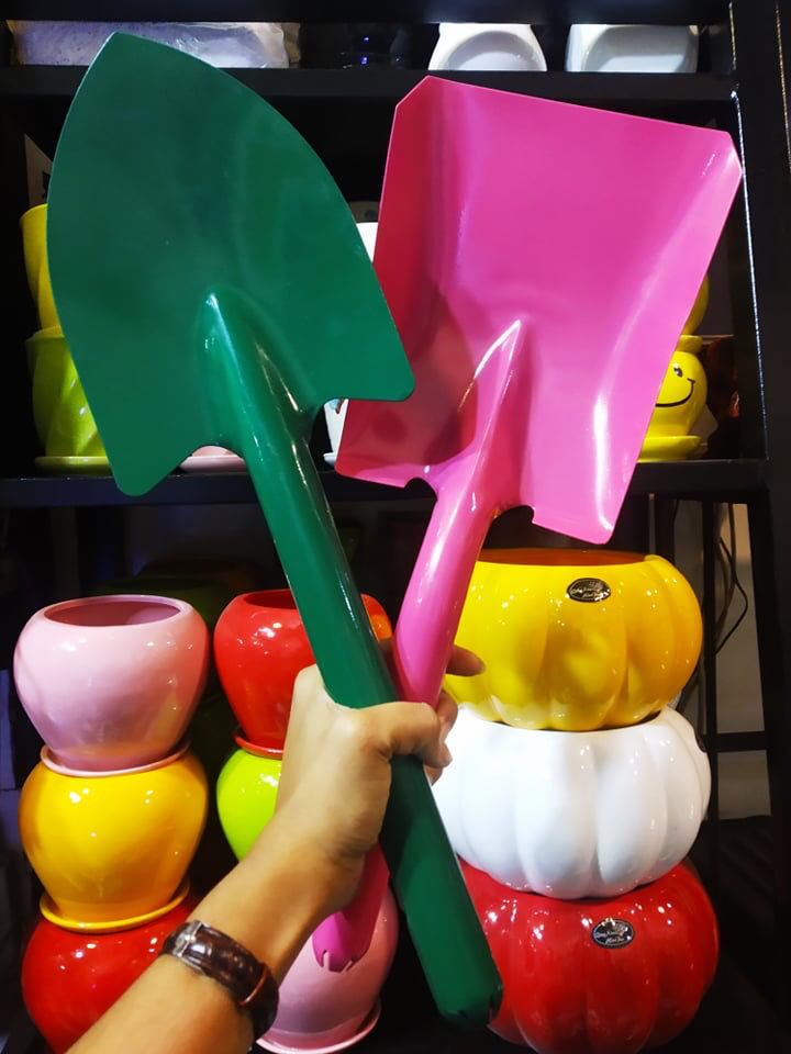 রঙিন লোহার বেলচা